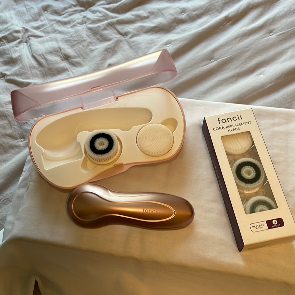 Facial handheld battery operated cleansing brush